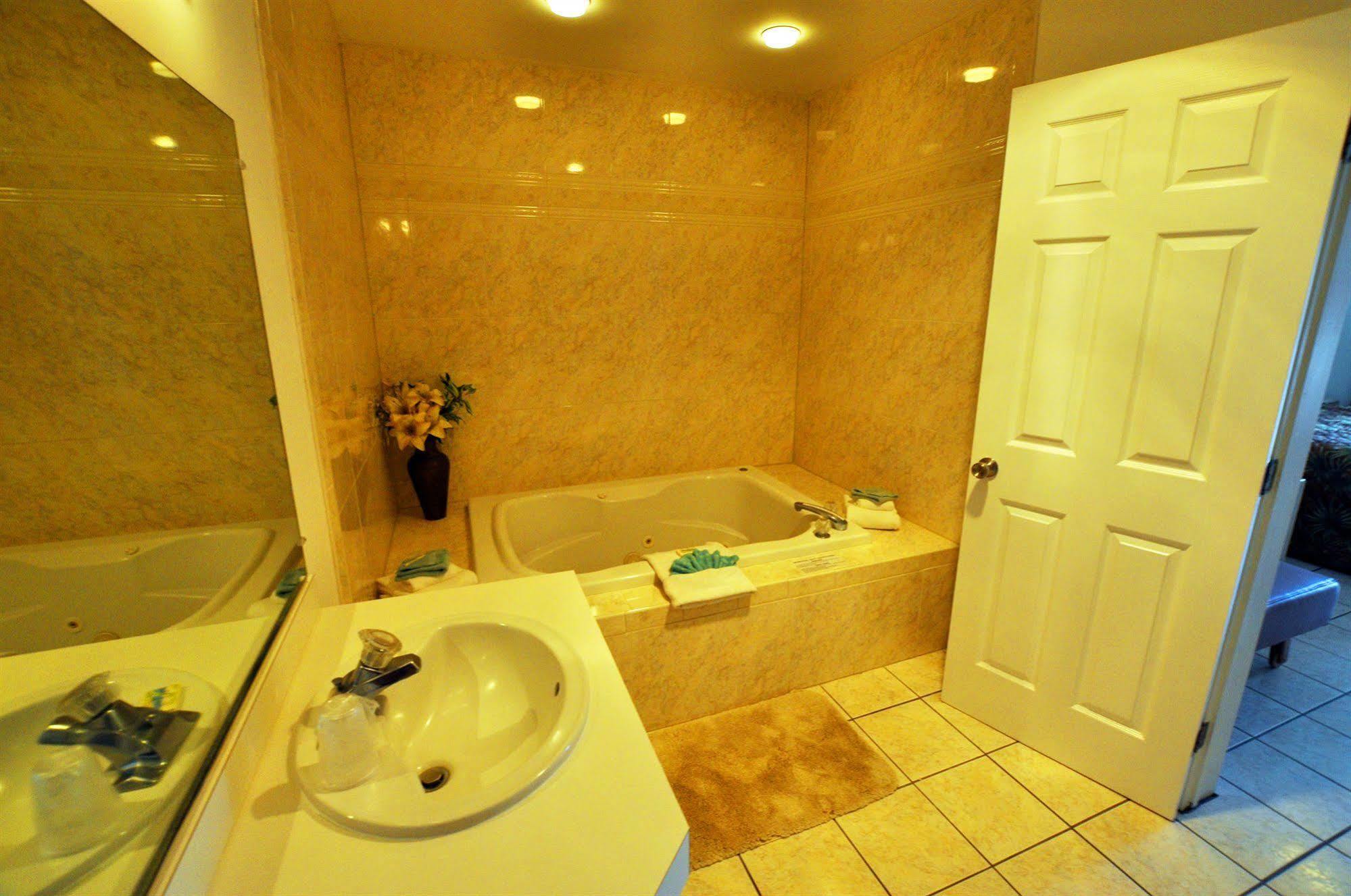 Riviera Resort & Suites Wildwood Extérieur photo